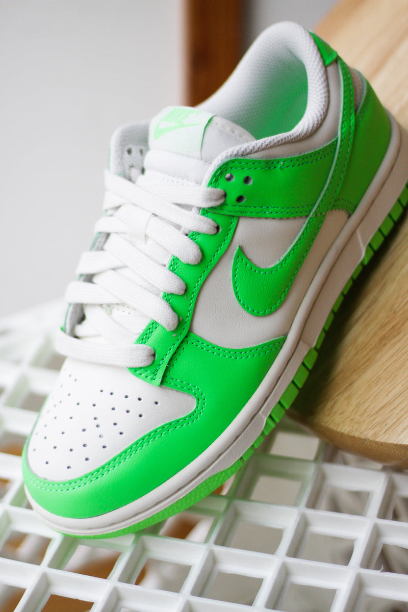 W DUNK LOW "GREEN STRIKE"