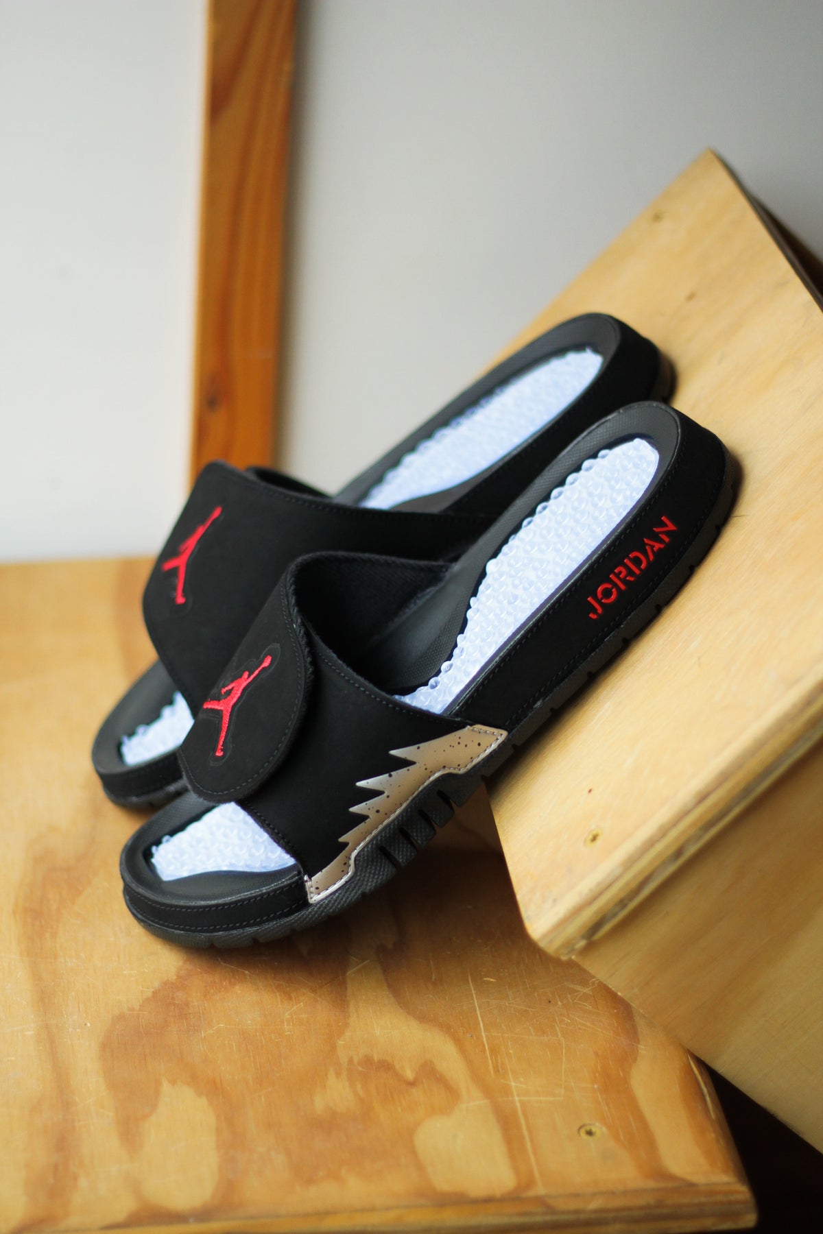 HYDRO 5 RETRO SLIDE BLACK FIRE RED