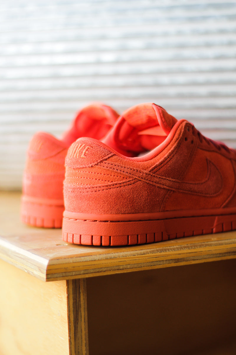 W DUNK LOW SE "PICANTE RED"