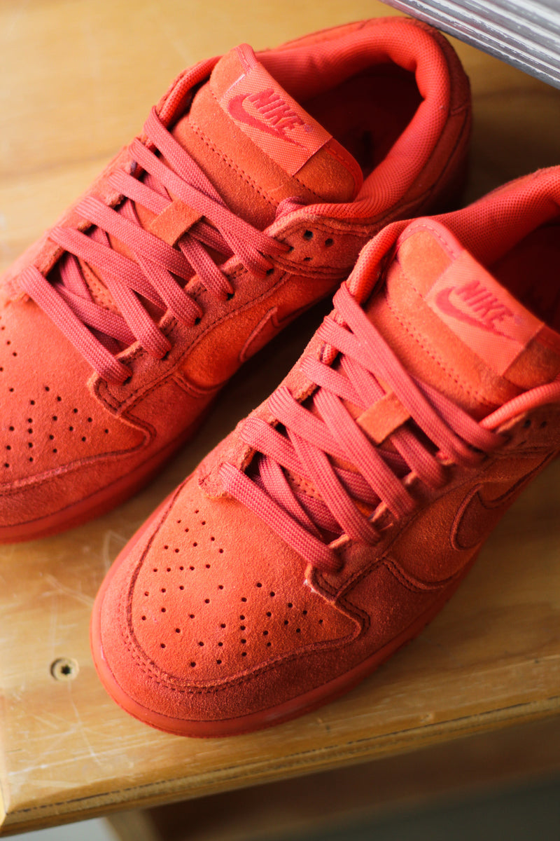 W DUNK LOW SE "PICANTE RED"