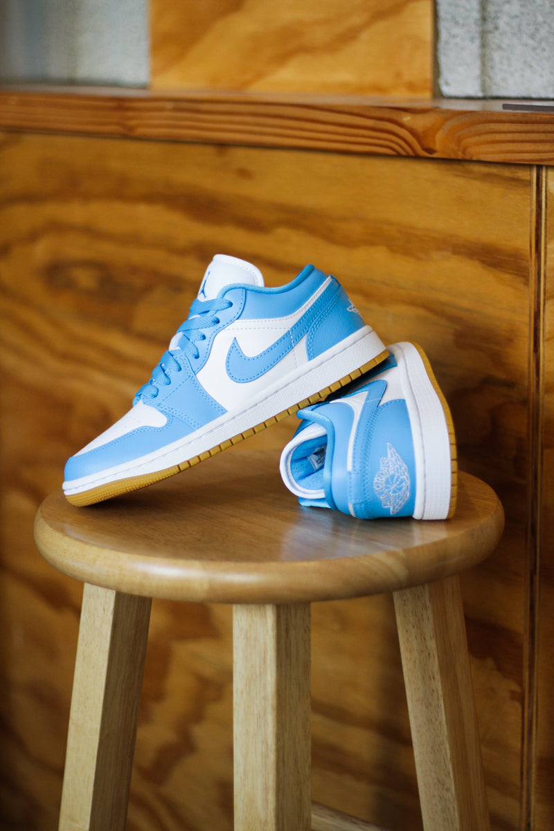 W AIR JORDAN 1 LOW "WHITE/DK POWDER BLUE-GUM LIGHT BROWN"