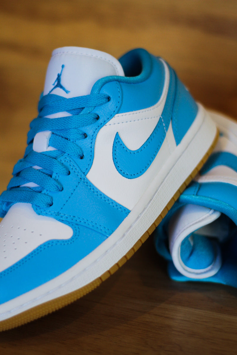 W AIR JORDAN 1 LOW "WHITE/DK POWDER BLUE-GUM LIGHT BROWN"