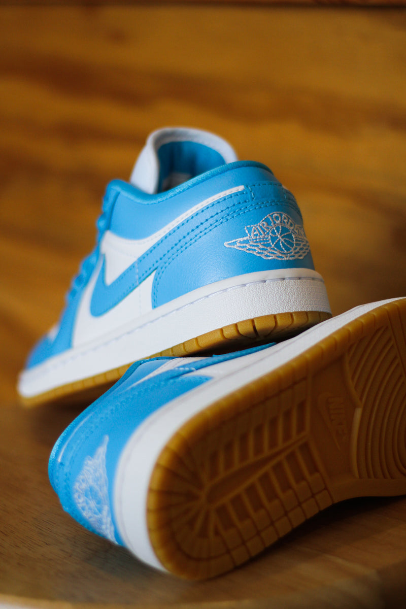 W AIR JORDAN 1 LOW "WHITE/DK POWDER BLUE-GUM LIGHT BROWN"