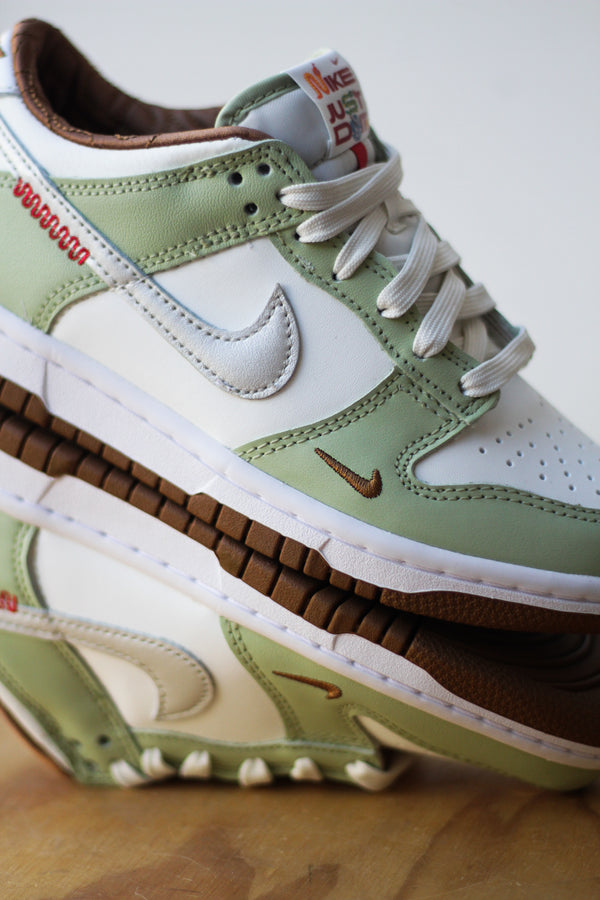 NIKE DUNK LOW (GS) "SAIL/LIGHT BONE-WHITE-OLIVE AURA"