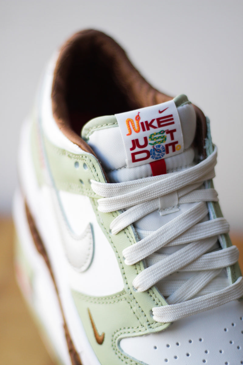 GS NIKE DUNK LOW "SAIL/LIGHT BONE-WHITE-OLIVE AURA"