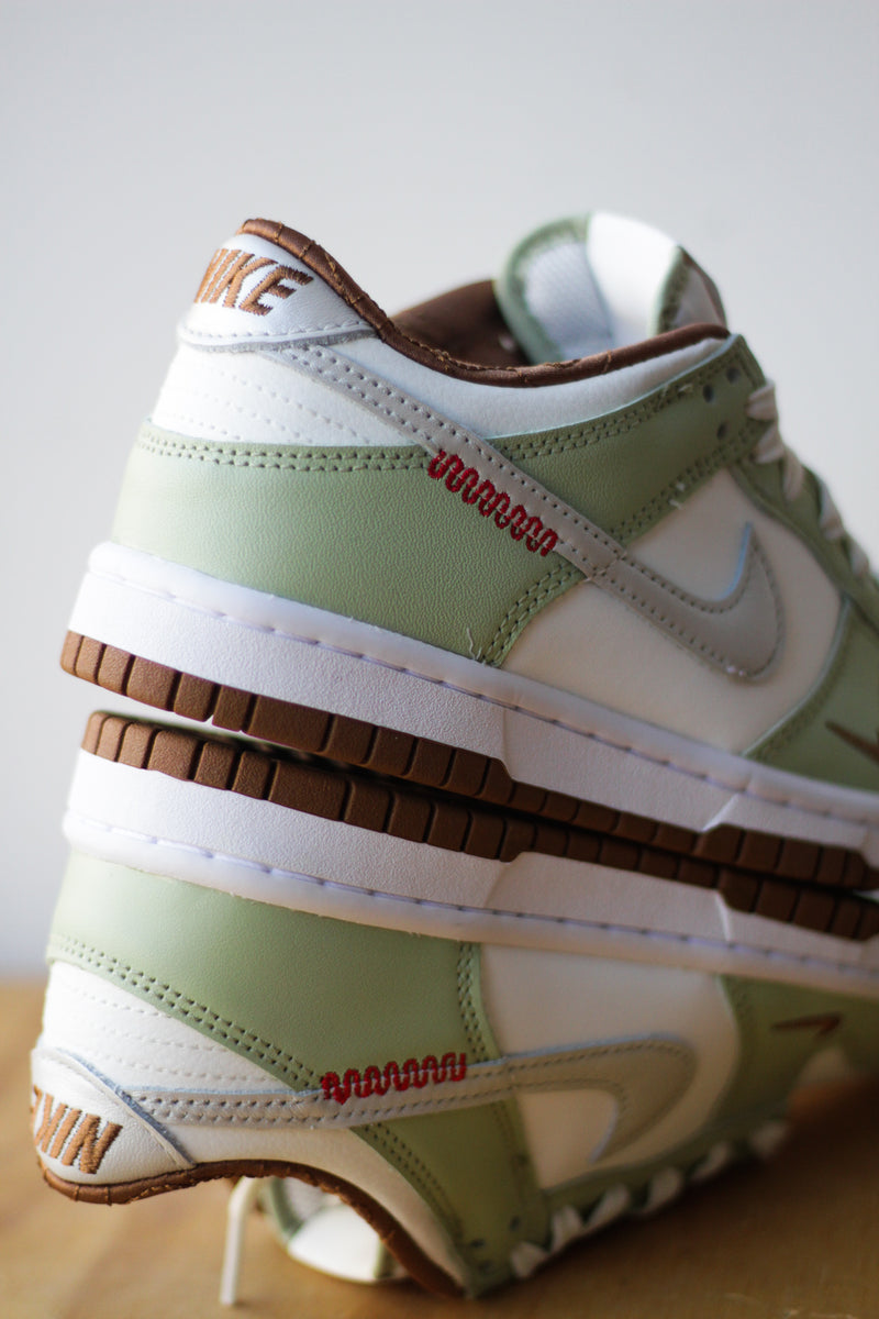 GS NIKE DUNK LOW "SAIL/LIGHT BONE-WHITE-OLIVE AURA"