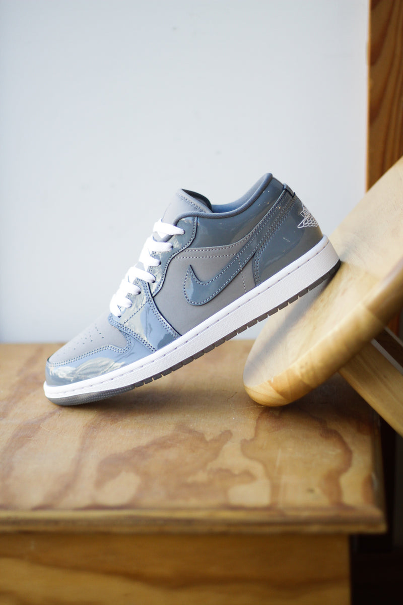 AIR JORDAN 1 LOW SE "MEDIUM GREY/COOL GREY-WHITE"