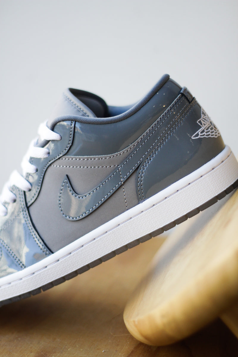 AIR JORDAN 1 LOW SE "MEDIUM GREY/COOL GREY-WHITE"