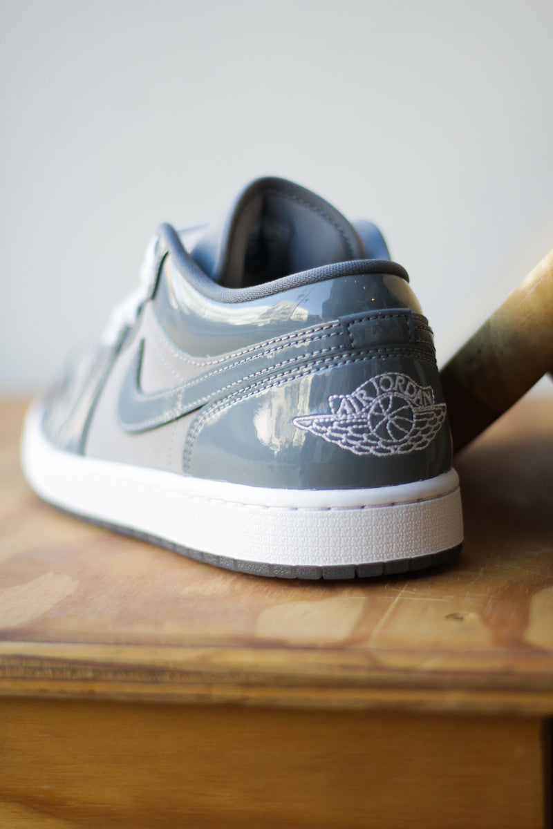 AIR JORDAN 1 LOW SE "MEDIUM GREY/COOL GREY-WHITE"