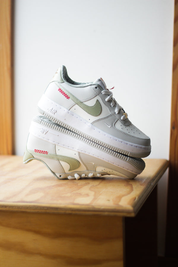 GS NIKE AIR FORCE 1 LV8 "SAIL/OLIVE AURA-WHITE-LIGHT BONE"