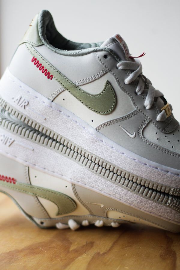 NIKE AIR FORCE 1 LV8 (GS) "SAIL/OLIVE AURA-WHITE-LIGHT BONE"