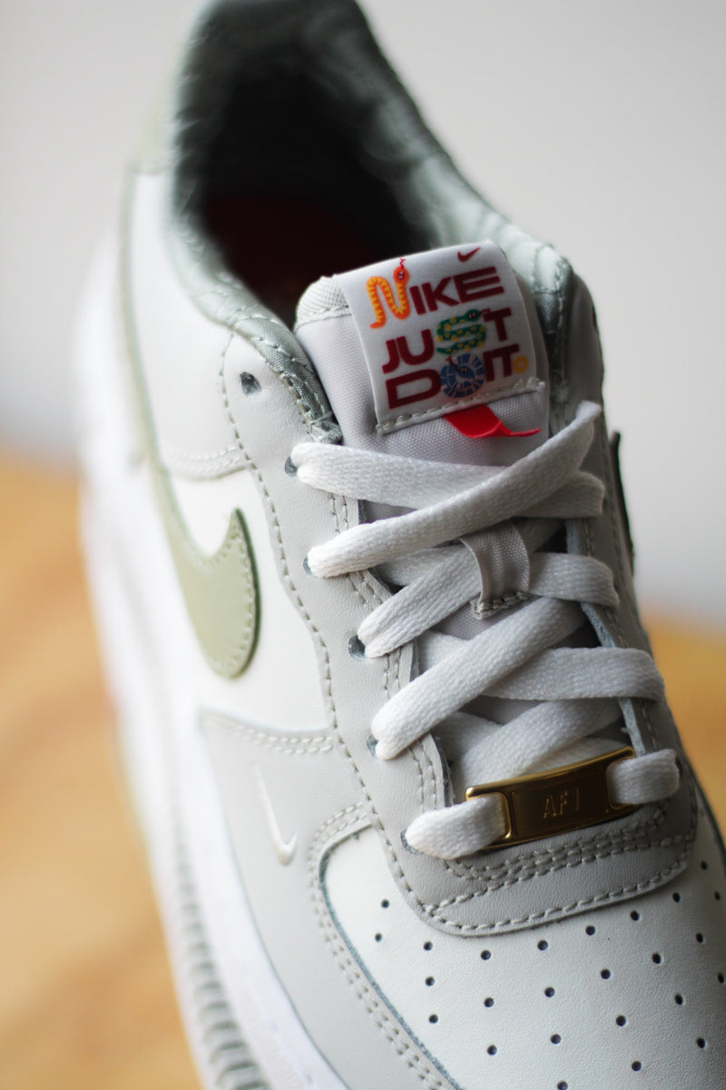 GS NIKE AIR FORCE 1 LV8 "SAIL/OLIVE AURA-WHITE-LIGHT BONE"