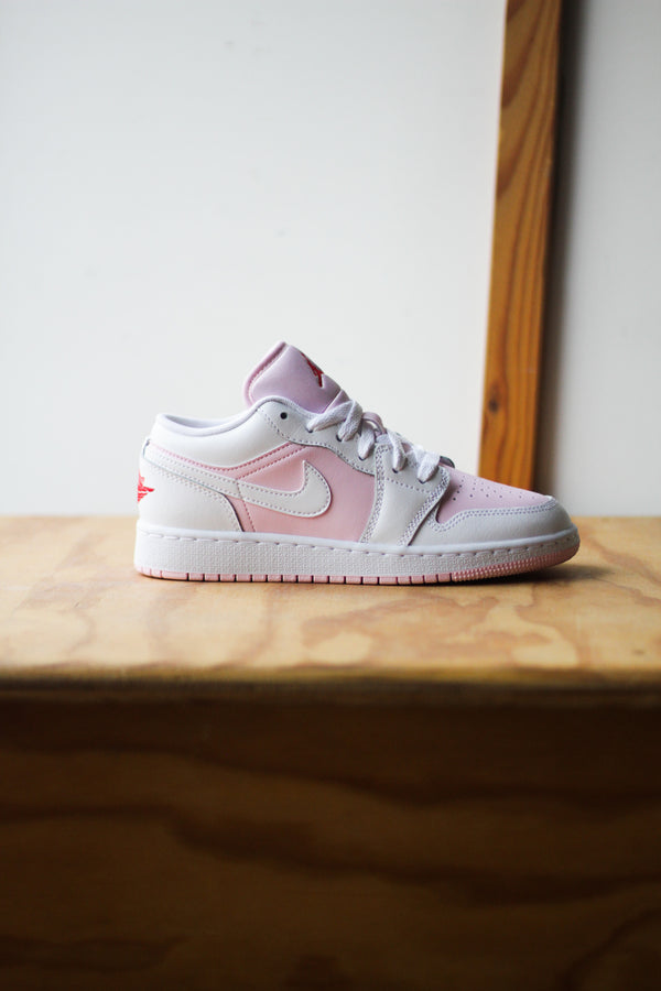 GS AIR JORDAN 1 LOW "PINK FOAM /WHITE-FIRE RED"