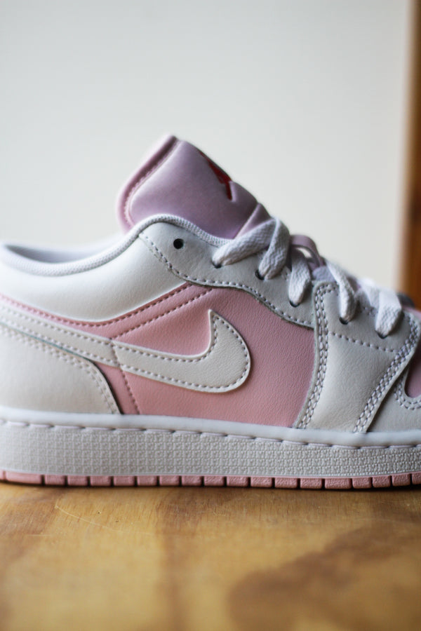 AIR JORDAN 1 LOW (GS) "PINK FOAM /WHITE-FIRE RED"