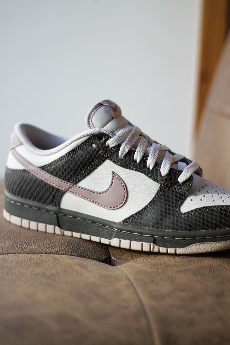 NIKE DUNK LOW SE "MEDIUM ASH/TAUPE GREY-VAST GREY"