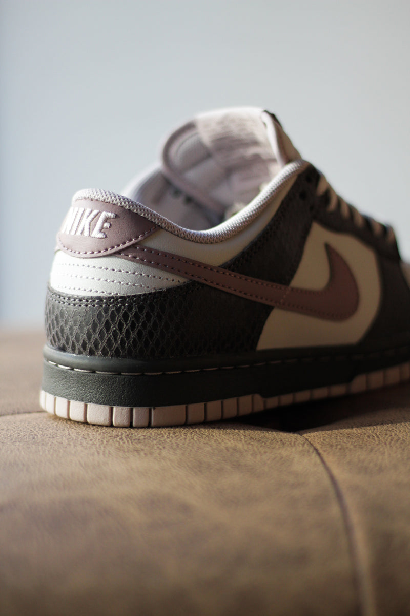 NIKE DUNK LOW SE "MEDIUM ASH/TAUPE GREY-VAST GREY"