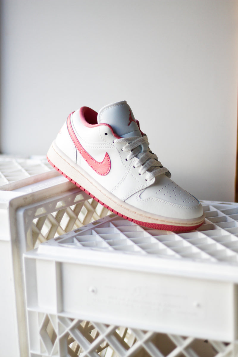 W AIR JORDAN 1 LOW "SAIL/PINK SALT-GUAVA ICE"