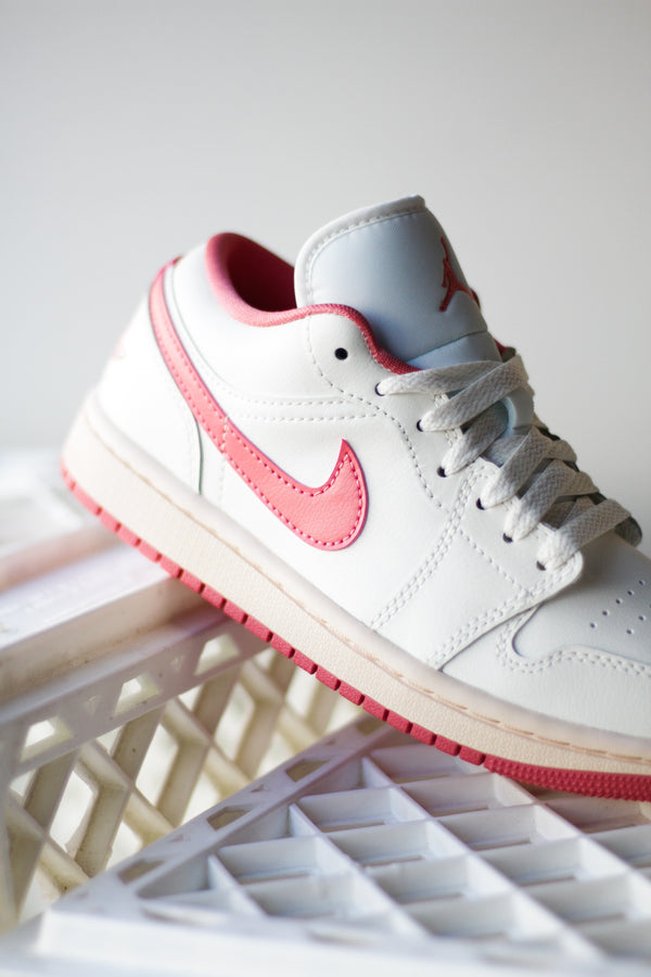 W AIR JORDAN 1 LOW "SAIL/PINK SALT-GUAVA ICE"