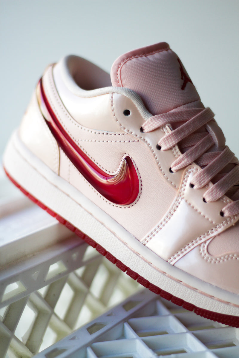 W AIR JORDAN 1 LOW SE "WASHED CORAL/GYM RED-WASHED CORAL"