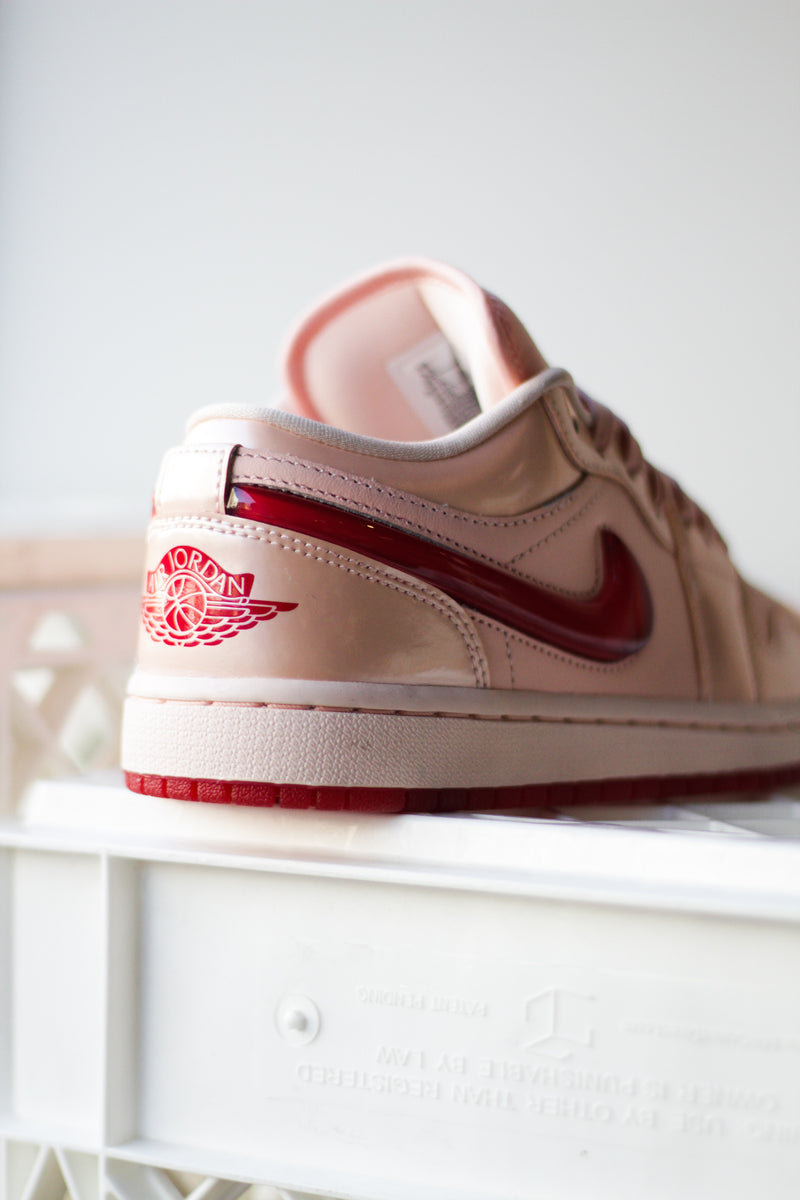 W AIR JORDAN 1 LOW SE "WASHED CORAL/GYM RED-WASHED CORAL"