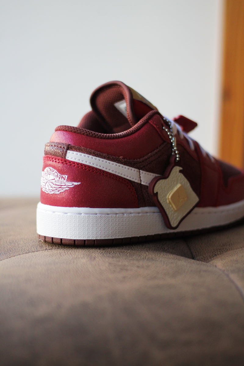 AIR JORDAN 1 LOW SE (GS) "DARK PONY/WHITE-VARSITY RED-COCONUT MILK"