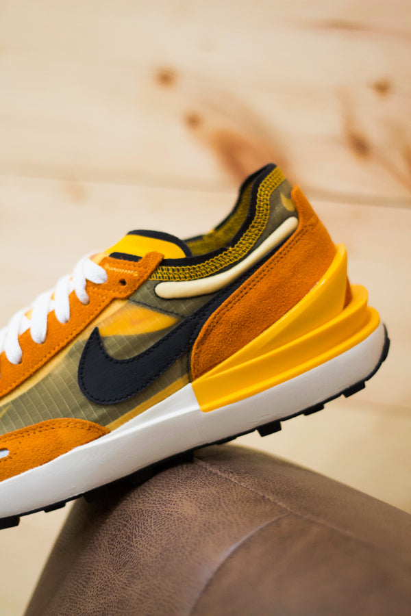 NIKE WAFFLE ONE SE "UNIVERSITY GOLD/BLK"