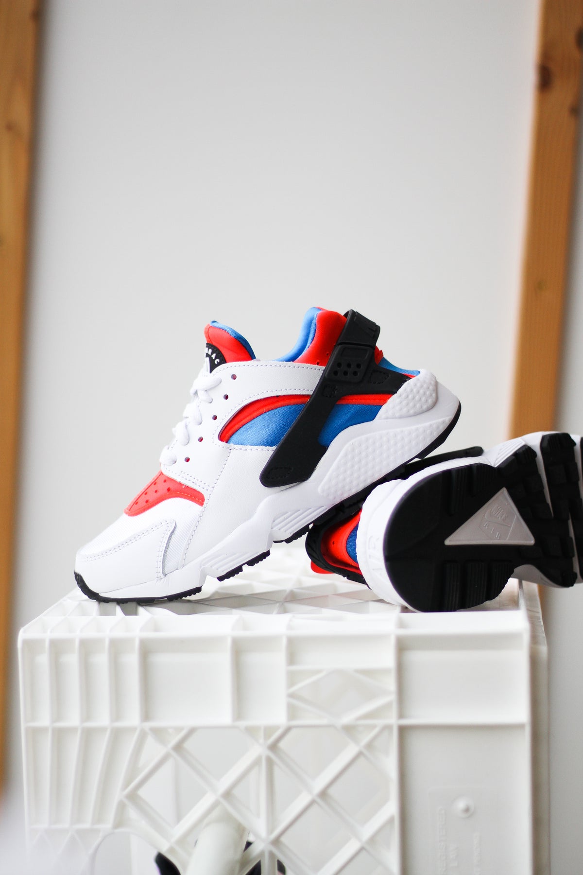 W AIR HUARACHE BRIGHT CRIMSON Sneaker Room